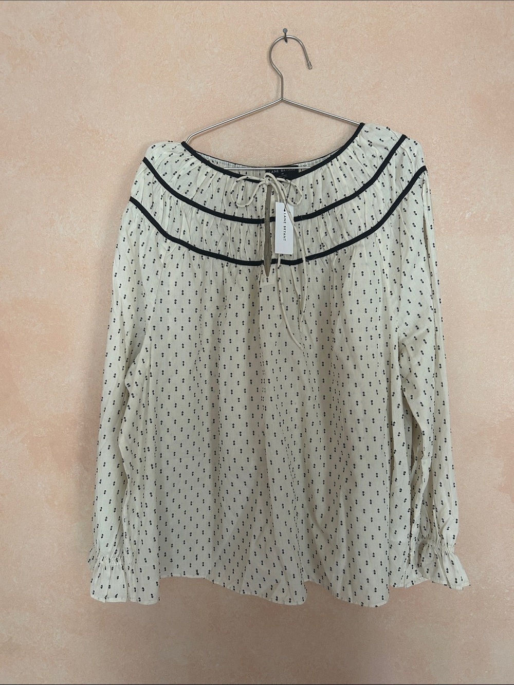Lane Bryant peasant blousea delicate dotted pattern  contrast black size 20 new